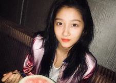 关晓彤娱乐吃瓜图片,镜头下的真实生活